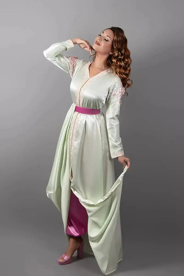 caftan marocain en satin de soie vert et pantalon rose 