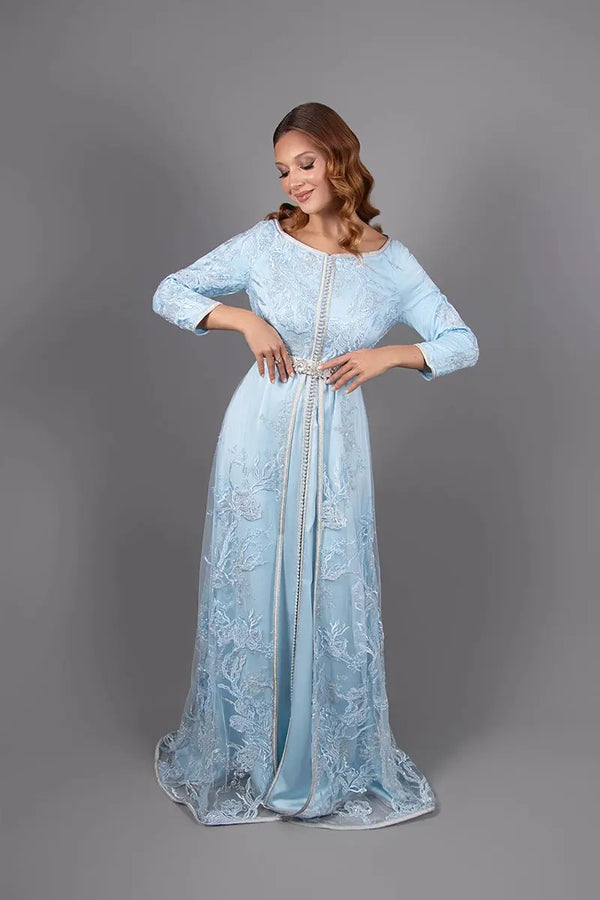 Caftan Sorane bleu ciel avec dentelle brodée et ceinture ornée de strass