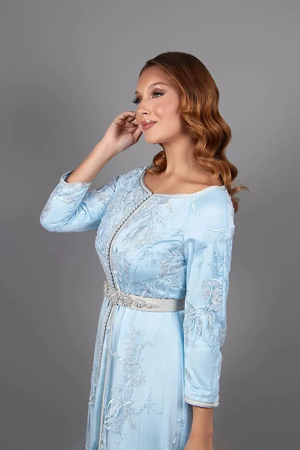 Gros plan sur la ceinture scintillante du caftan Sorane bleu pastel