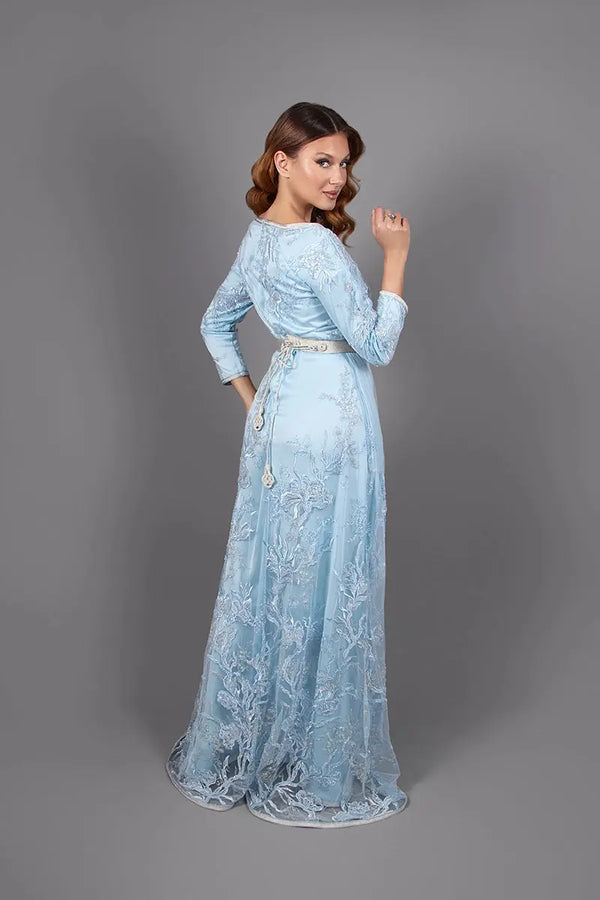 Dos du caftan Sorane avec broderies délicates et coupe longue fluide