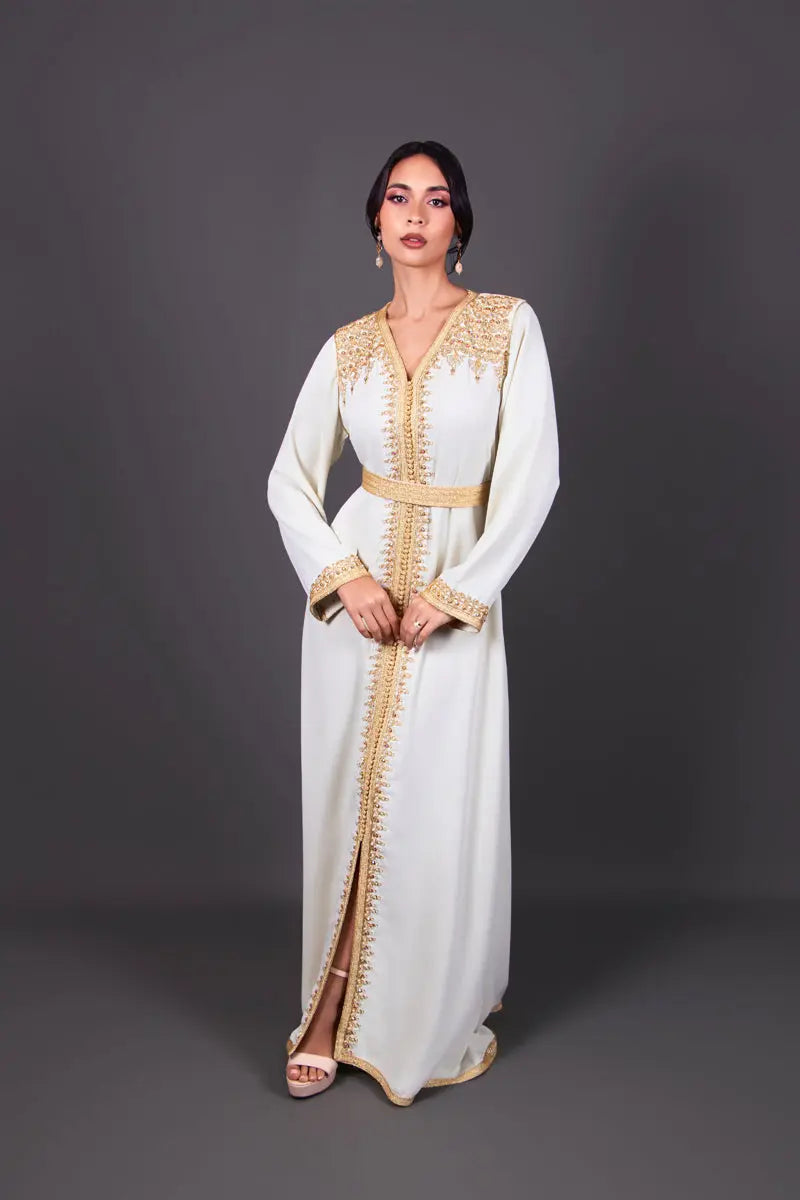 Caftan marocain élégant, col V brodé or, manches longues finitions perlées, idéal invité de mariage.