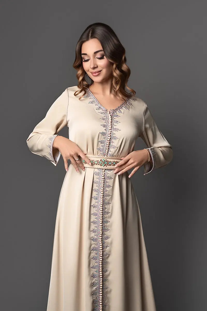 caftan marocain traditionnel brodé beige avec ceinture 