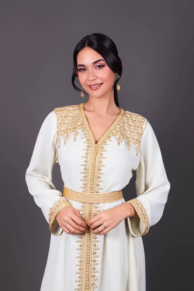 Caftan marocain élégant, col V brodé or, manches longues finitions perlées, idéal invité de mariage.