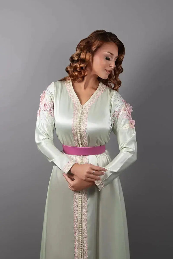 caftan vert pastel brode avec pantalon et ceinture marocaine assortie