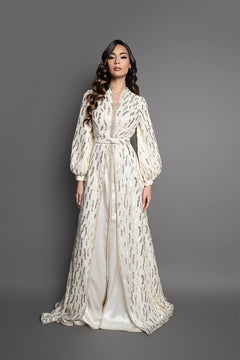 Caftan marocain ivoire Wiheme avec motifs dorés scintillant, manches bouffantes et ceinture assortie, tenue élégante pour mariage et cérémonie.