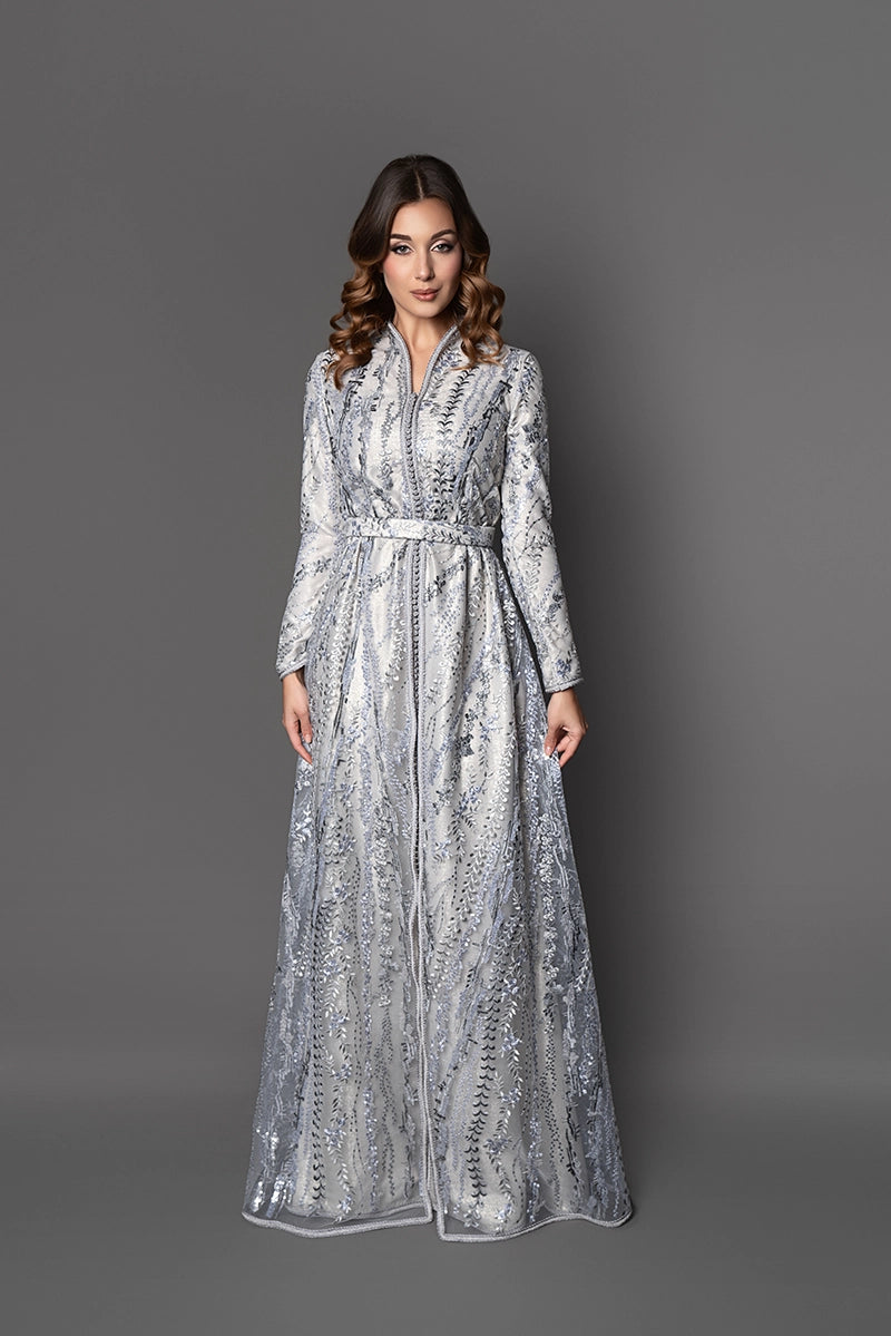 Caftan marocain artisanal Zayna gris perle et argent, détails sfifa et aqaads traditionnels, tenue raffinée pour cérémonie.
