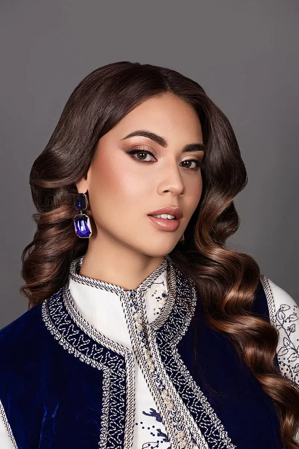 Vue de face du caftan Zephyra bleu avec col montant idéal pour le hijab