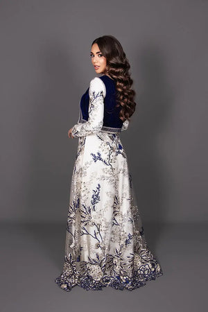 Dos du caftan Zephyra en velours bleu aux finitions élégantes et raffinées