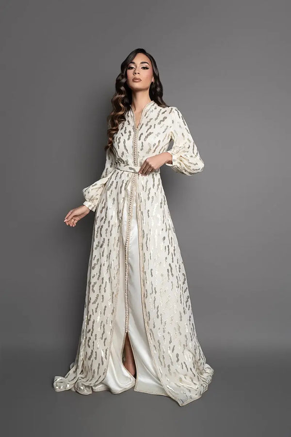 Elfenbeinfarbener marokkanischer Kaftan mit goldfarbenen Mustern, raffiniertem Schnitt, voluminösen Ärmeln und handgefertigten marokkanischen Details.