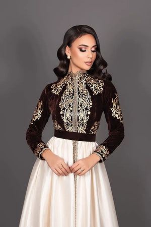 bruine fluwelen kaftan met mao-kraag en beige borduurwerk