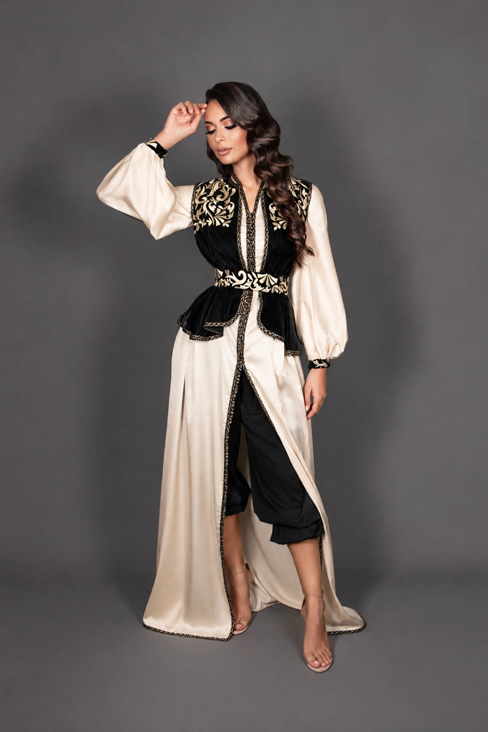 Caftan robe Orelysse noir avec pantalon fluide et gilet en velours
