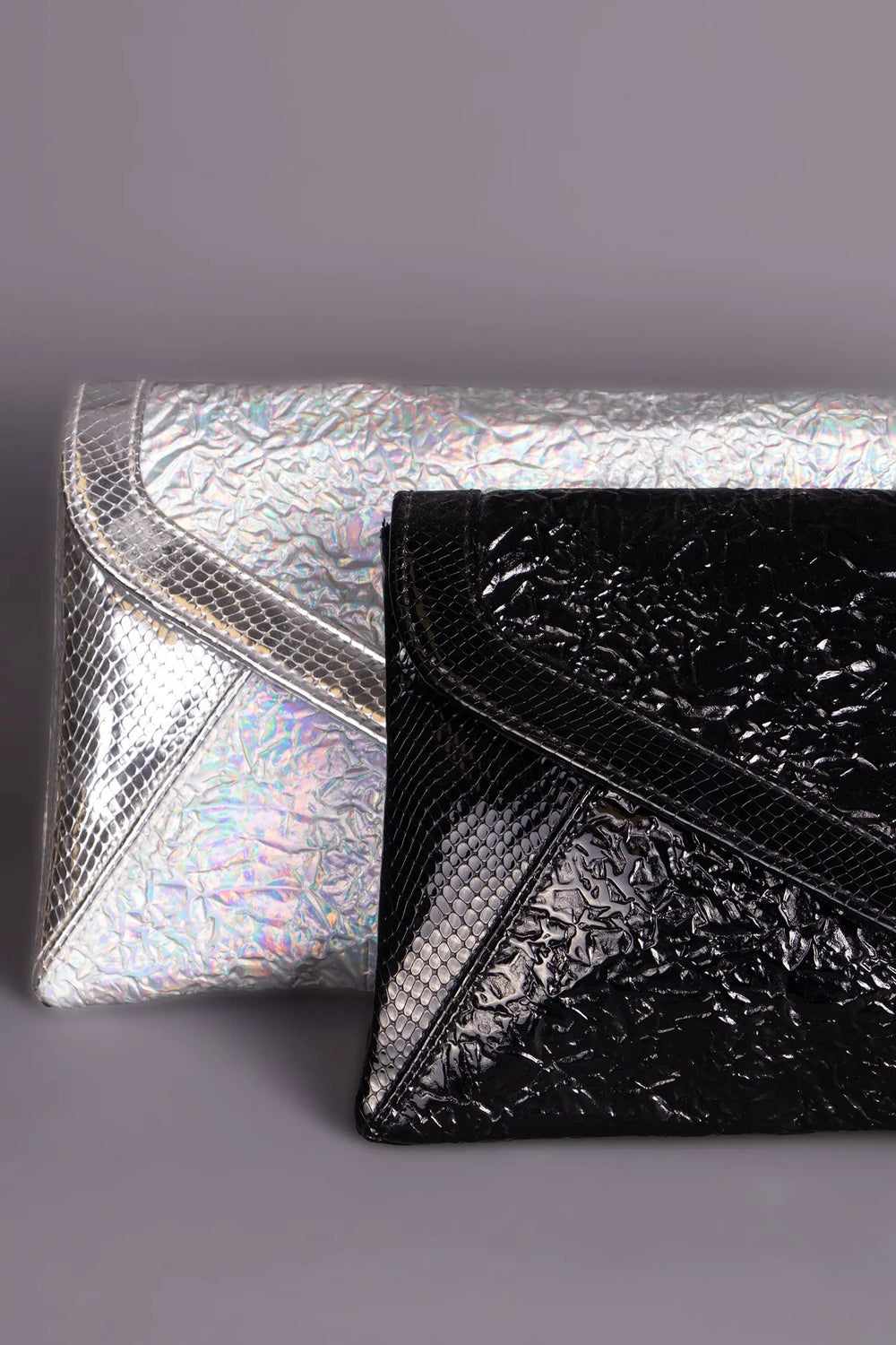 Bolso de noche negro de charol para complementar conjuntos orientales