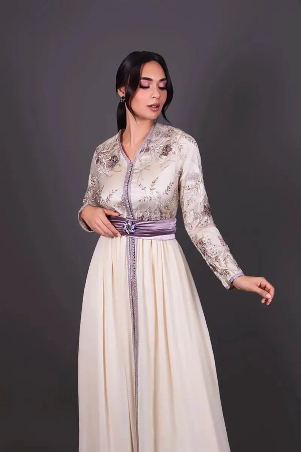 Caftan marocain MODE & CAFTAN Sameera beige avec broderies délicates, ceinture violette et coupe fluide élégante