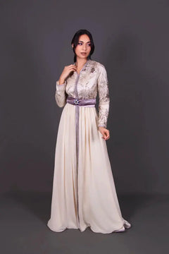 Caftan marocain MODE & CAFTAN Sameera blanc cassé avec broderies délicates et ceinture violette pour cérémonie