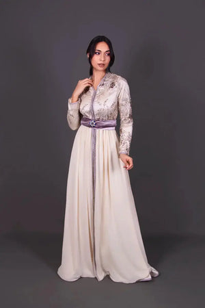 Caftan marocain MODE & CAFTAN Sameera blanc cassé avec broderies délicates et ceinture violette pour cérémonie