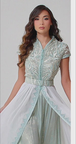 video Caftan Aladine en mouvement mousseline blanche volante doublure lamé argenté bleu pour mariage