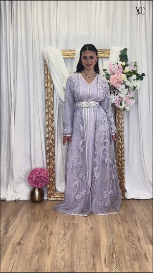 Vidéo du caftan Maissane, montrant un caftan en dentelle mauve traditionnel