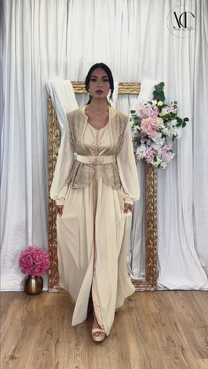 Video du caftan Eléa, un caftan moderne beige et très original