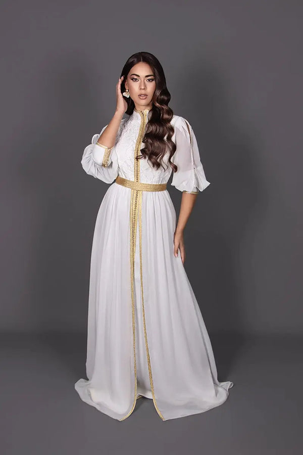 vestido caftán blanco y dorado con mangas tulipán y cinturón marroquí dorado