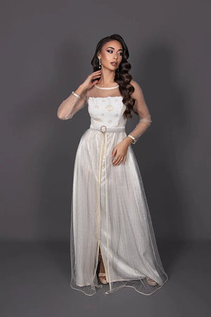 Caftan pour mariage simple et raffinée en brocard ivoire et or.