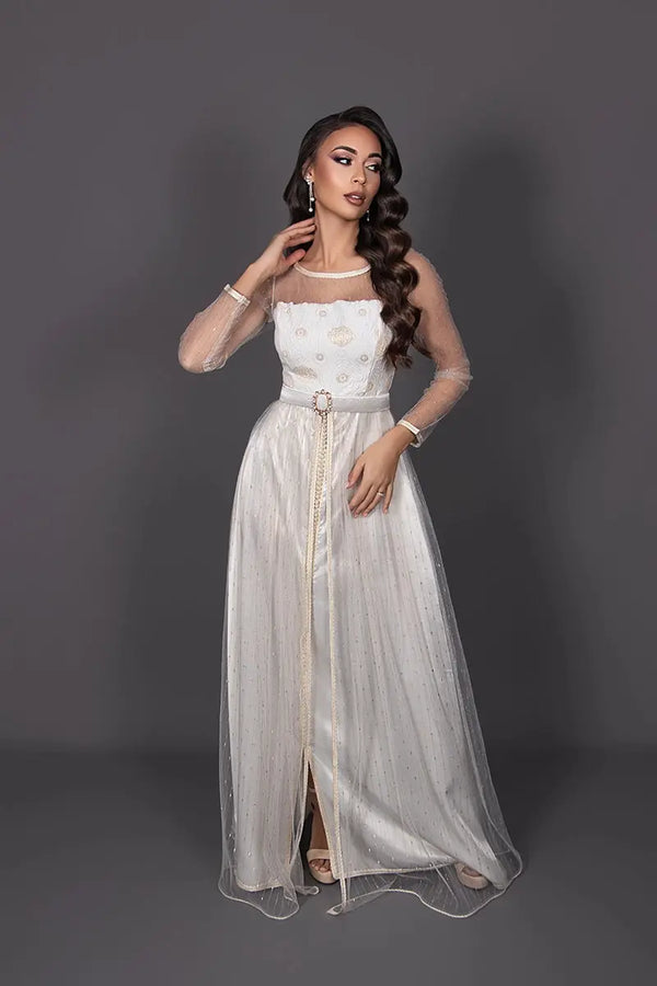 Caftan pour mariage simple et raffinée en brocard ivoire et or.