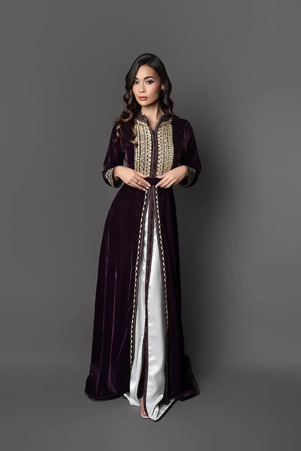 Robe caftan en velour prune avec broderie dorée et col officier en vente 