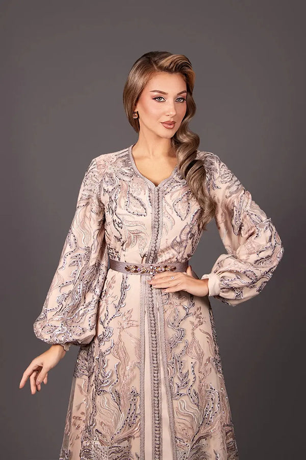 Vestido caftán marroquí beige de encaje con cinturón marroquí