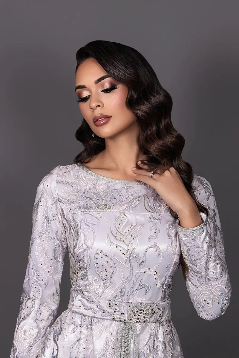 Caftan marocain modeste blanc Luxora en dentelle et satin, vue de face