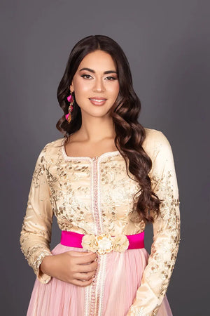 vestido caftán con cuello cuadrado de encaje amarillo y tul plisado rosa