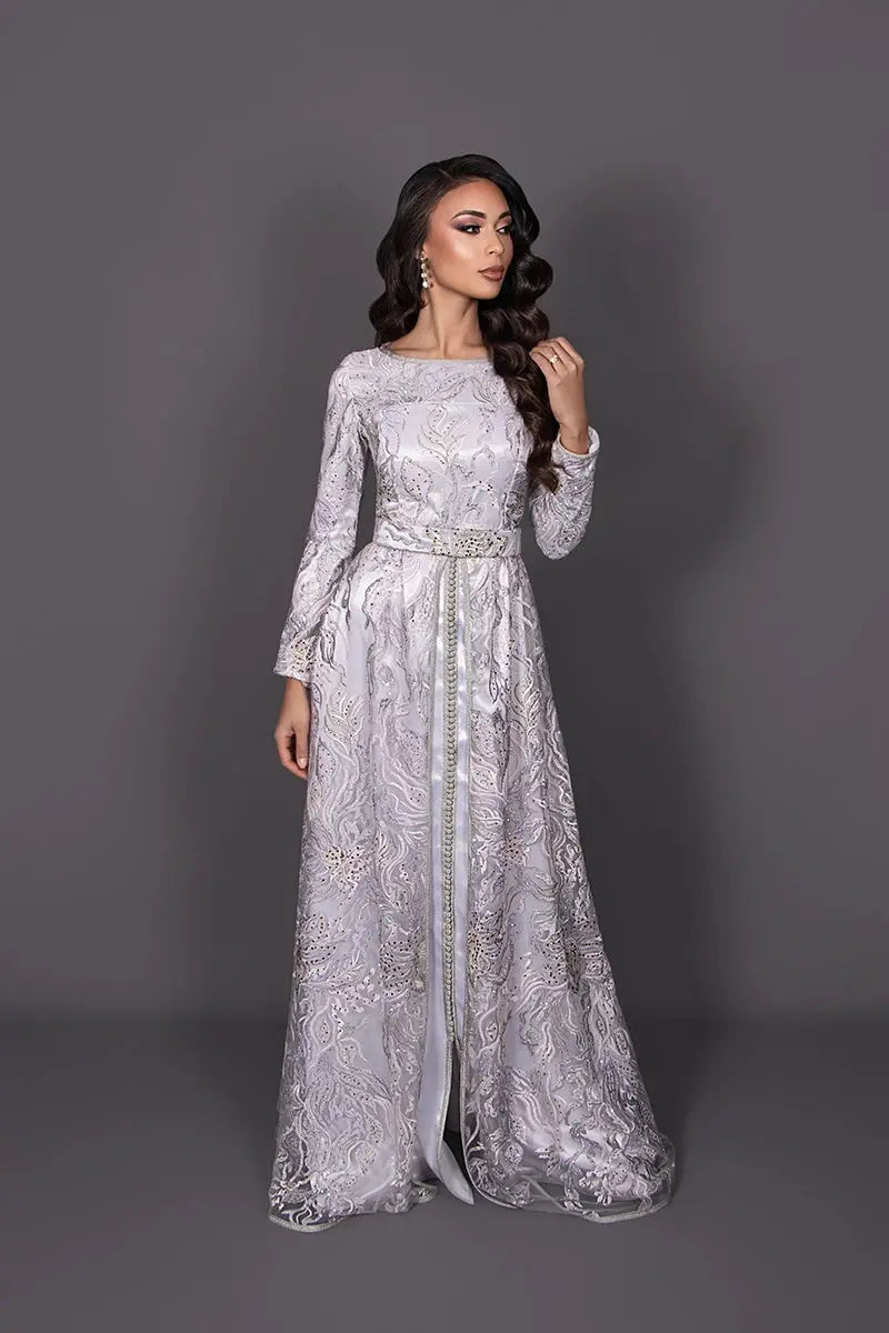 Caftan marocain modeste blanc Luxora en dentelle et satin, vue de face