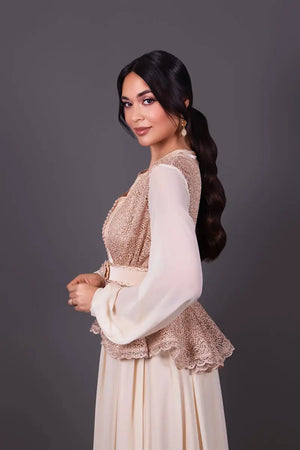 Caftán beige de seda con chaleco elegante