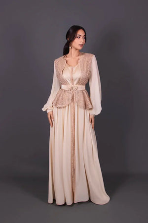 Caftán beige con chaleco Elea de frente