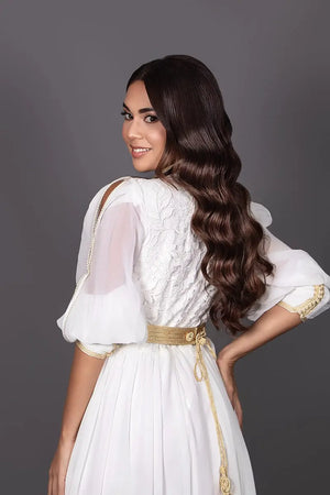 vestido caftán blanco y dorado para boda, novia