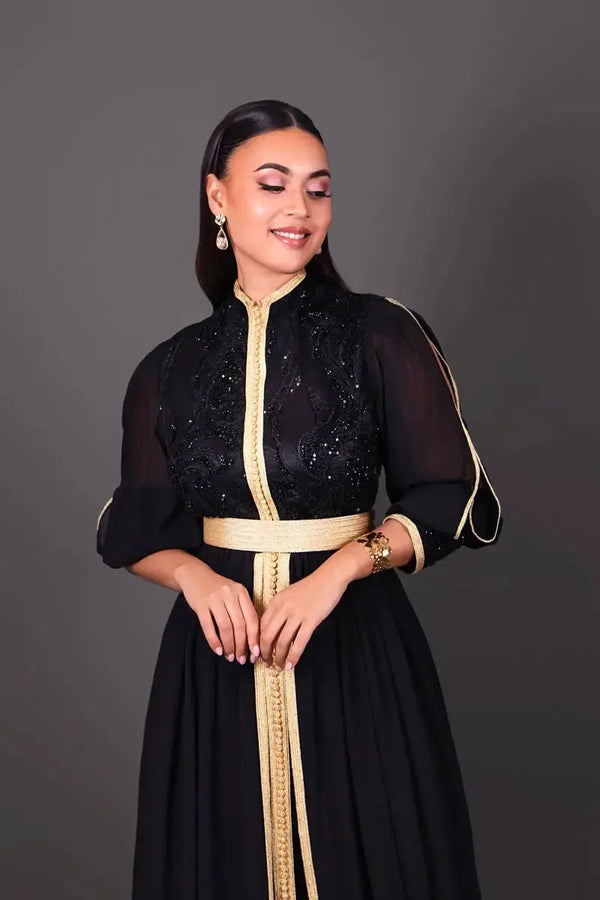 robe caftan marocaine en dentelle de luxe noir avec manches originales et col montant