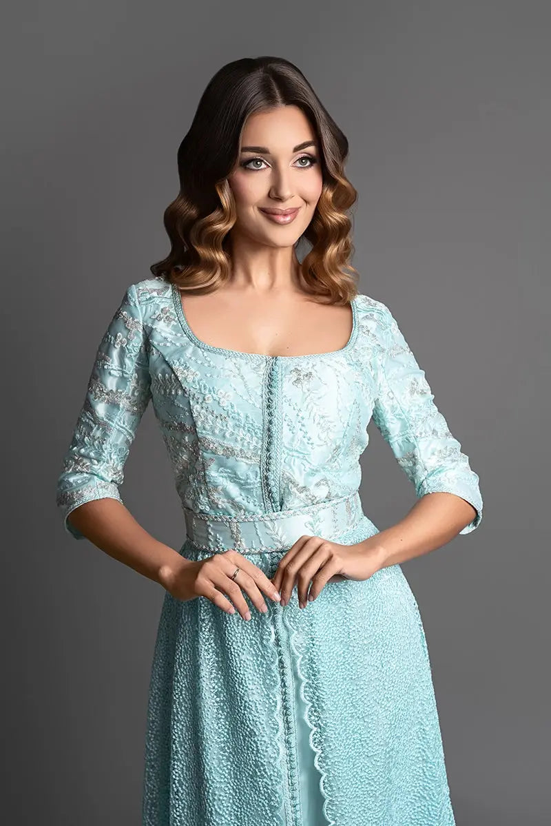 caftan marocain en dentelle col carré avec ceinture ajustée 