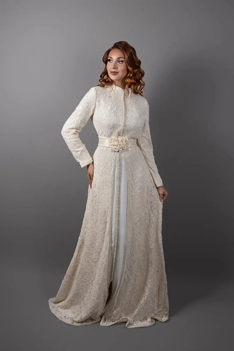 Caftan marocain ivoire avec coupe longue et col montant pour femme voilée
