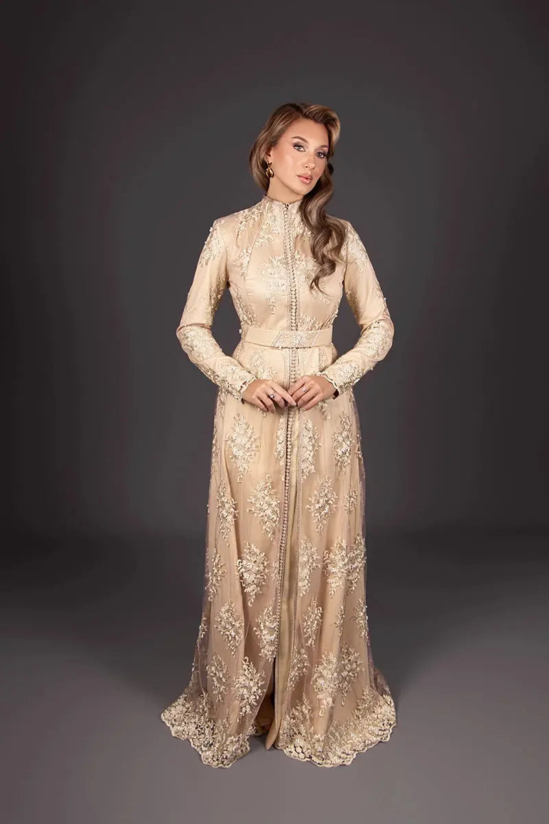 vestido caftán con cuello mao de encaje beige