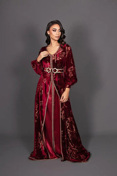Kaftan van bordeauxkleurig fluweel en zijdesatijn met halfpofmouwen