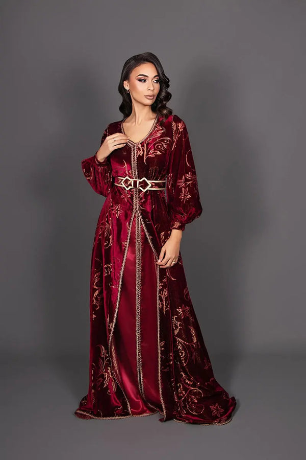 Kaftan van bordeauxkleurig fluweel en zijdesatijn met halfpofmouwen