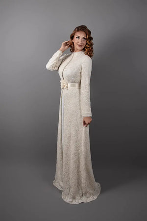 vestido caftán de cuello alto y cinturón floral elegante para mujer con hiyab