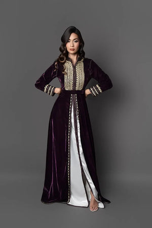 Robe caftan en velour prune broderie dorée avec doublure en satin blanc