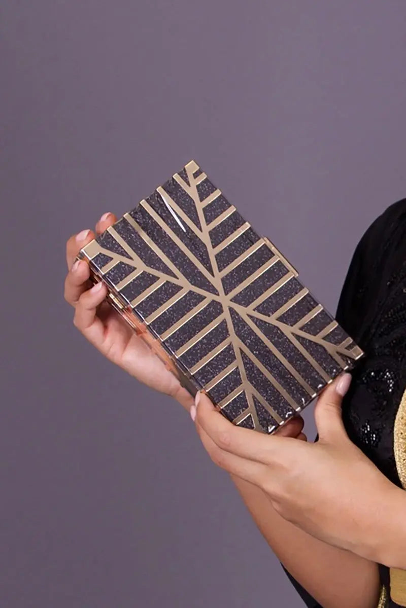 MINAUDIÈRE SALOMÉ NEGRA Y DORADA MODA Y CAFTÁN