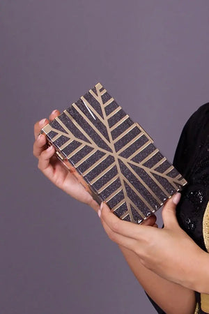 MINAUDIÈRE SALOMÉ NEGRA Y DORADA MODA Y CAFTÁN
