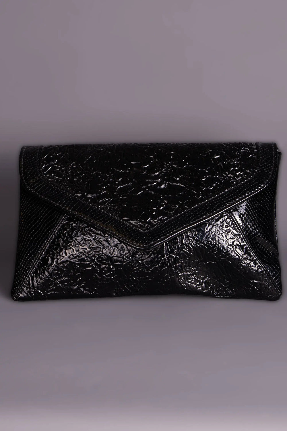 Bolso de noche negro de charol para complementar conjuntos orientales