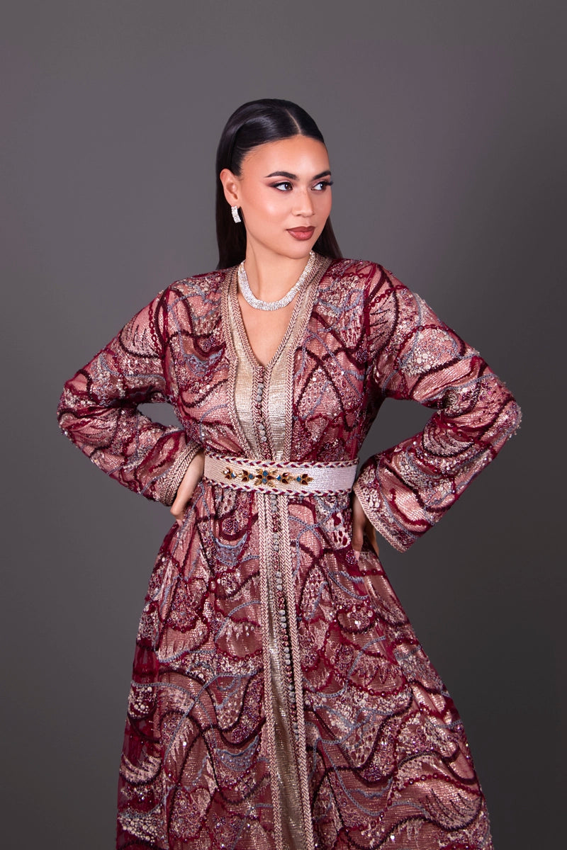 Takchita marocaine Aurelia ouverte révélant une doublure lamée rose doré, dentelle brodée et ceinture bijou pour une allure sophistiquée.