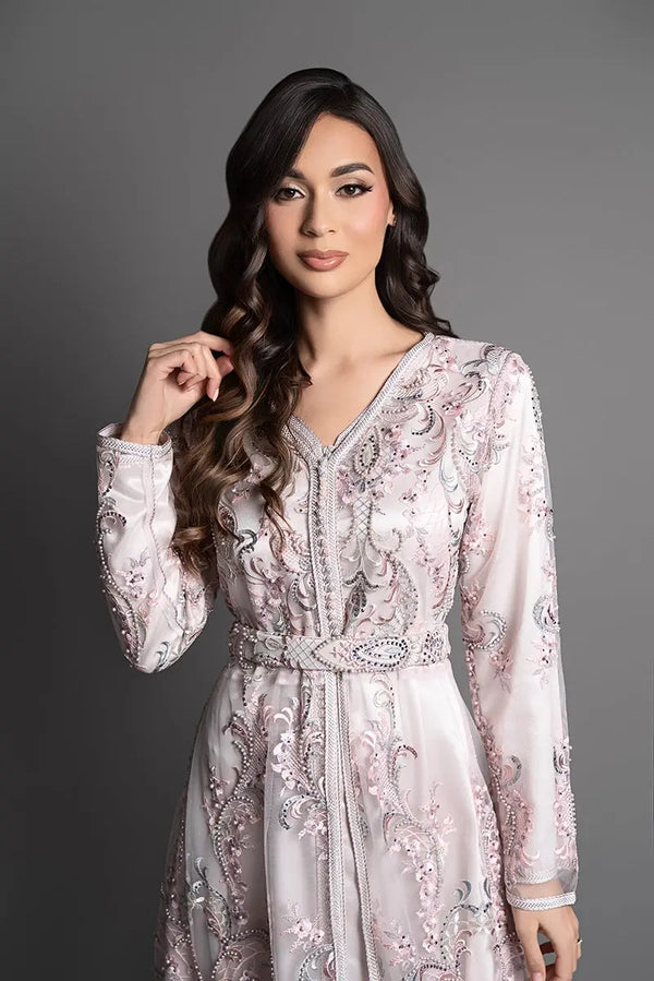 Caftan rose poudré luxe broderies ton sur ton ceinture sfifa pour grande occasion