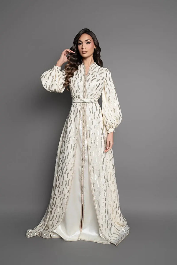 Elfenbeinfarbener marokkanischer Kaftan mit goldenen Mustern, langem, elegantem Schnitt und passendem Gürtel für eine traditionelle Hochzeit.