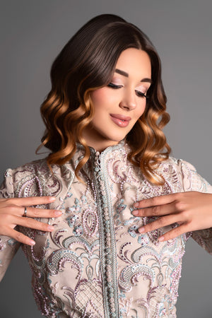 kaftan beige en dentelle perlée pour grands mariages 