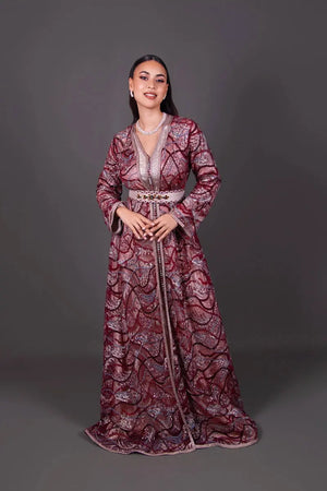 Takchita Aurelia in Bordeauxrot und Puderrosa aus mit Pailletten bestickter Spitze, mit einem mit Steinen verzierten Gürtel und laméfarbenem Futter – ein elegantes marokkanisches Outfit für Hochzeiten.