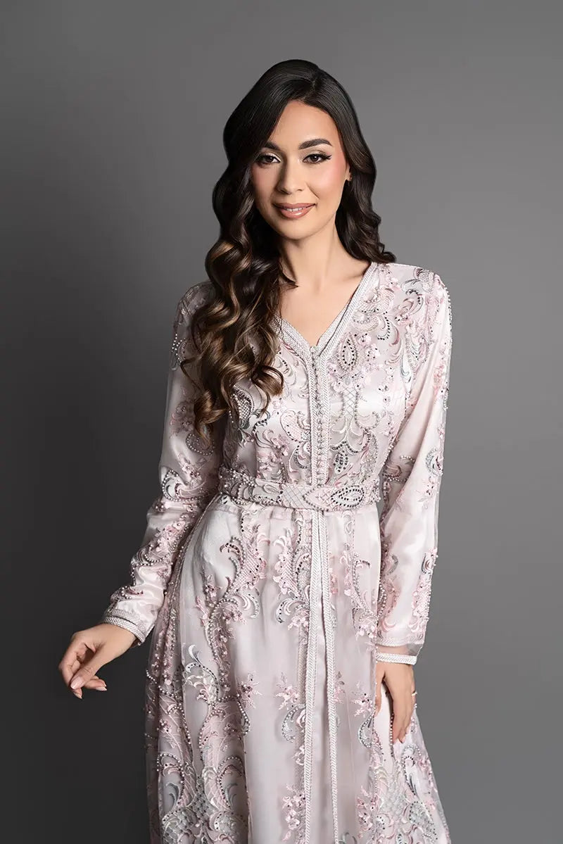 Caftan marocain blanc rosé broderies florales argentées et perles pour mariage